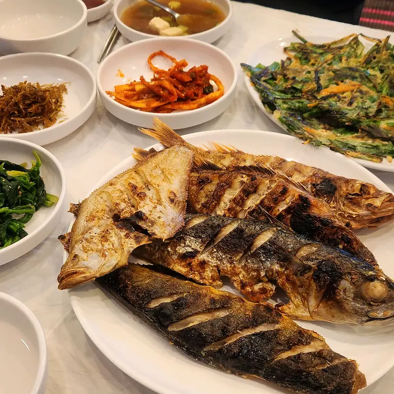 노릇하게 구워진 생선구이