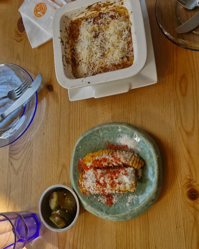 다양한 소스와 식기류가 놓인 테이블