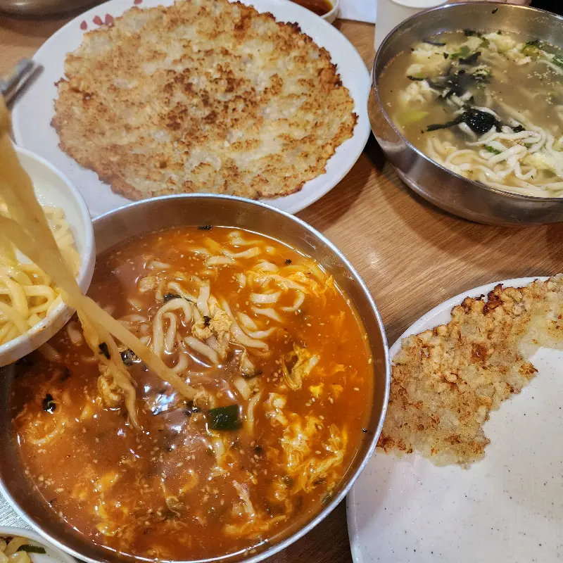 장칼국수, 맑은 칼국수, 누룽지 감자전의 조화