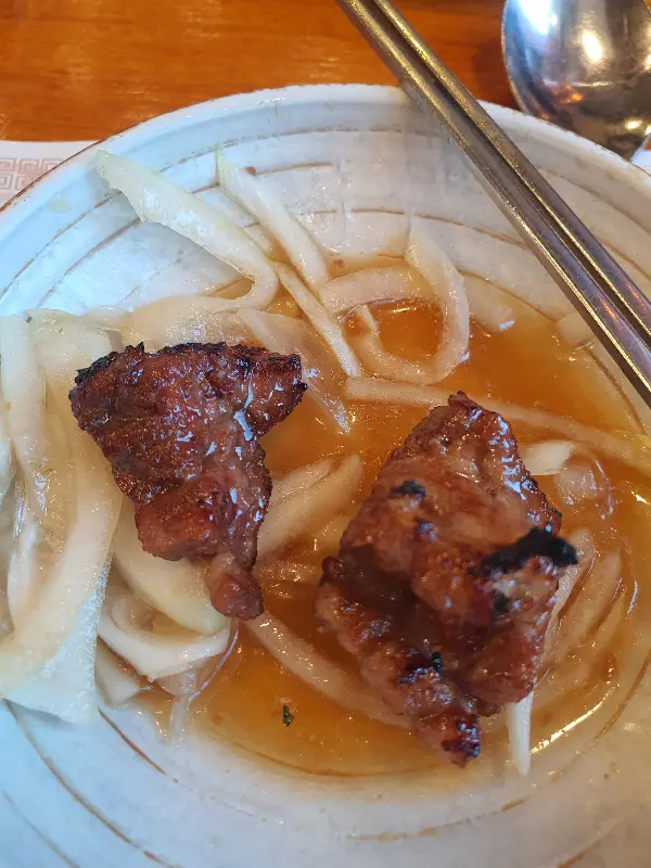 양파 절임과 함께 먹는 소갈비