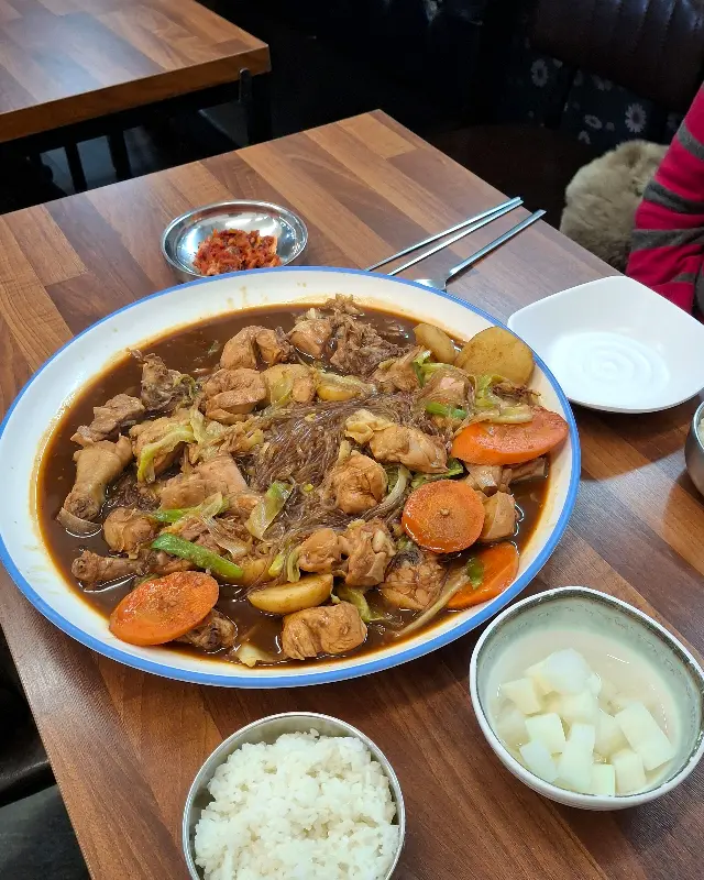 테이블에 놓인 찜닭
