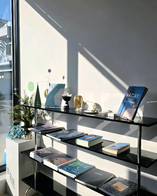 따뜻한 햇살이 가득 들어오는 카페 내부의 모습