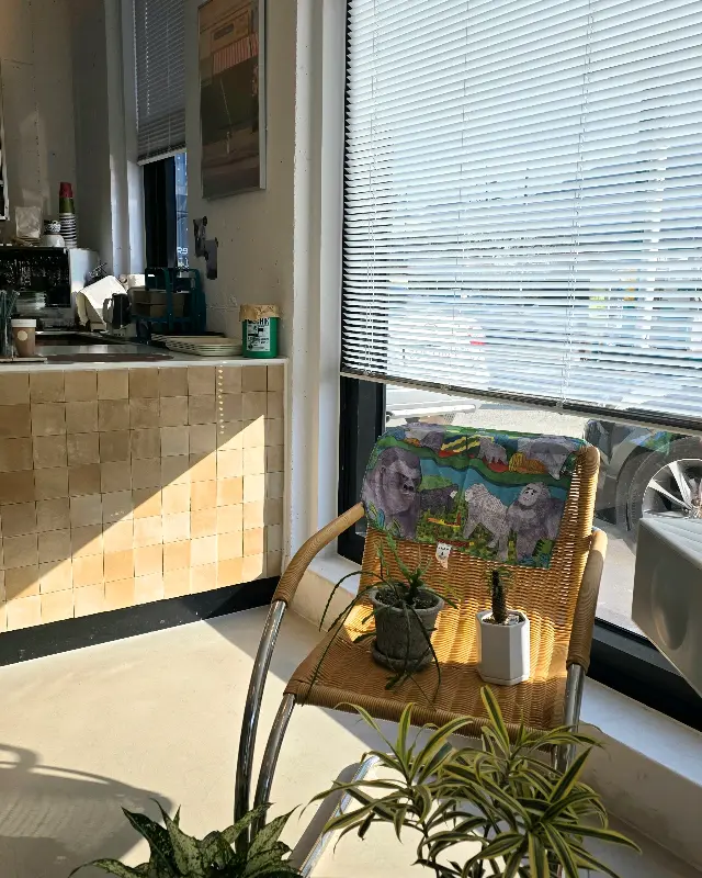 창가에 놓인 아늑한 의자와 작은 화분