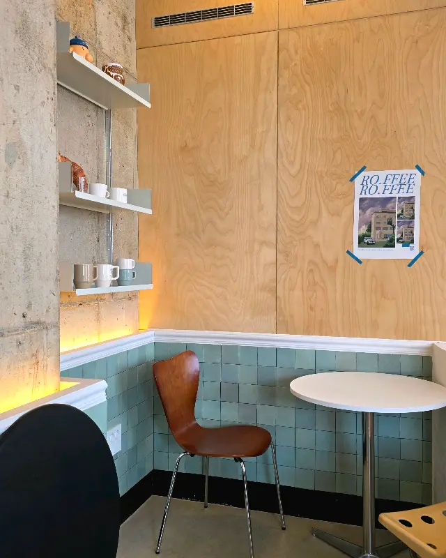 카페 내부의 아기자기한 인테리어 소품