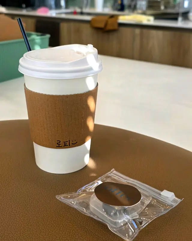 테이블 위에 놓인 헤이즐넛 카페라떼