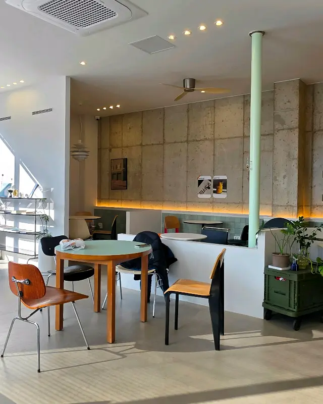 넓고 깔끔한 카페 내부 전경