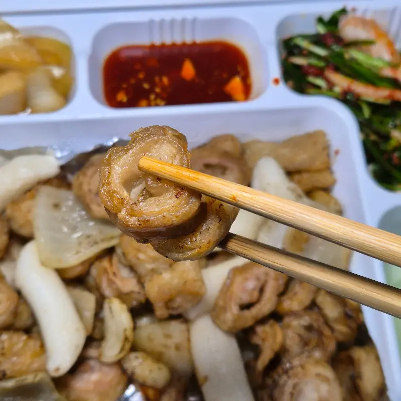 젓가락으로 막창을 집는 모습