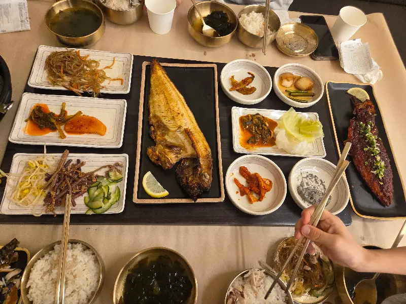 셀프바에서 즐기는 다양한 반찬