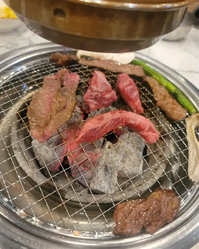 숯불 위에서 익어가는 소갈비살