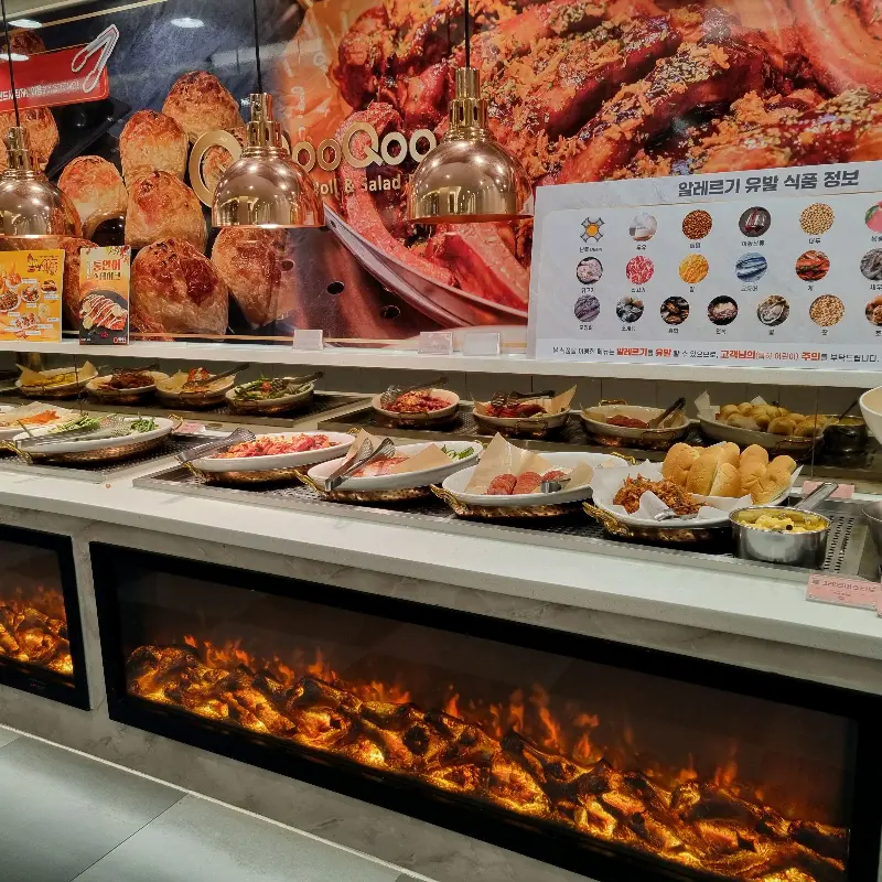 다양한 핫푸드가 진열된 모습