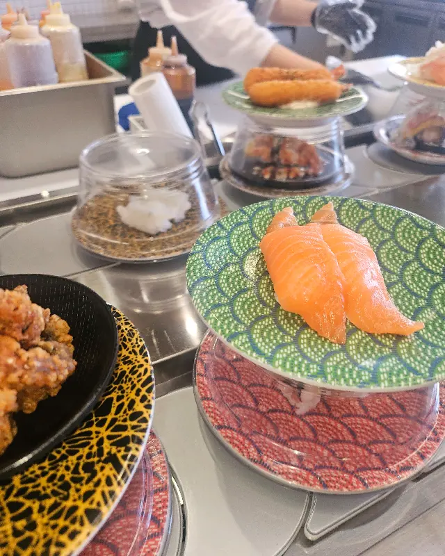 레일 위를 가득 채운 초밥들