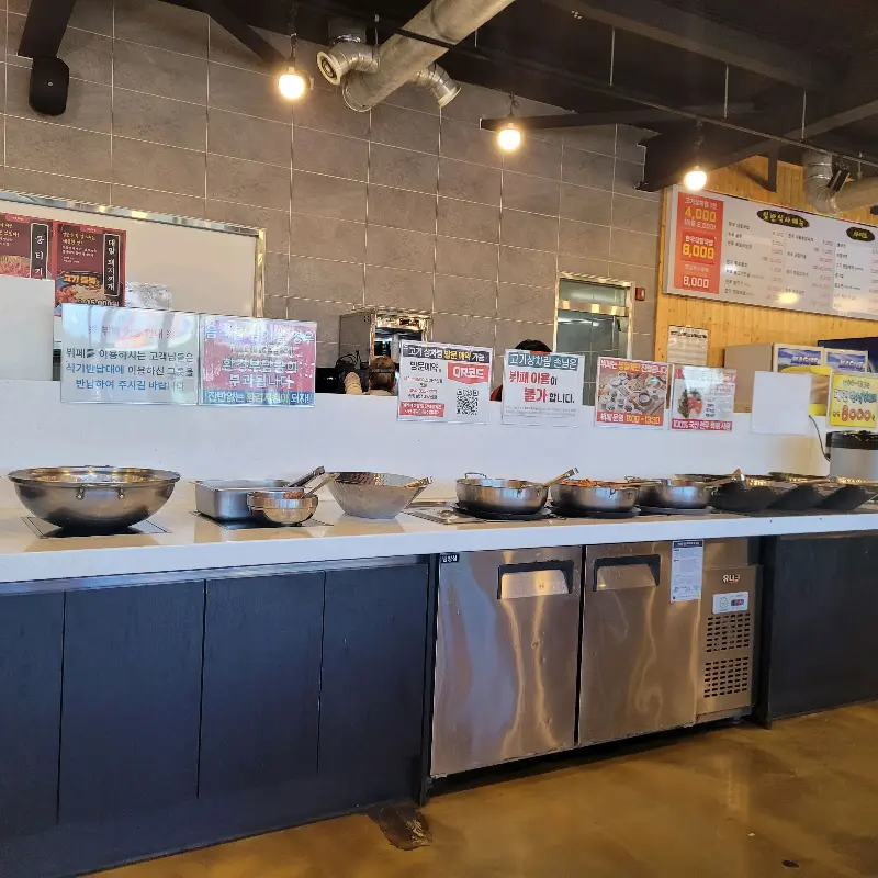 다양한 뷔페식 반찬 코너