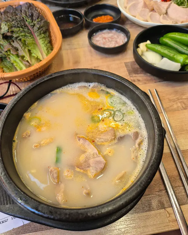 김이 모락모락 나는 돼지국밥 뚝배기