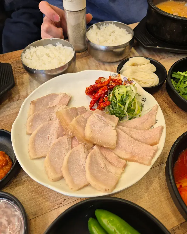 수육과 다양한 곁들임