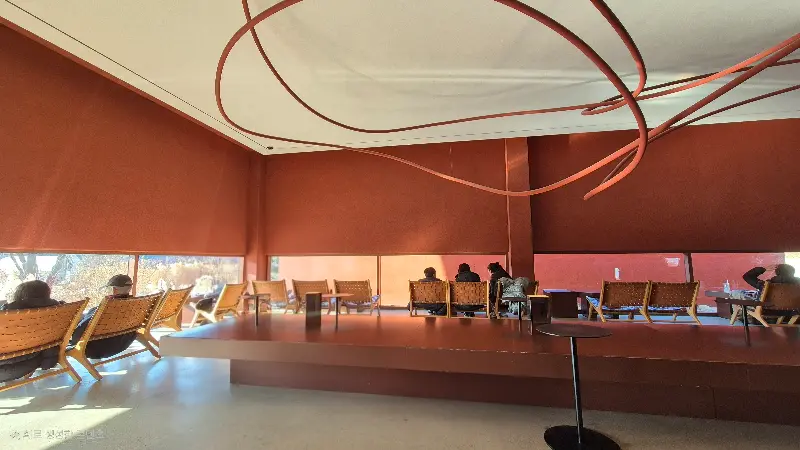 붉은 벽돌과 넓은 창이 인상적인 2층 공간