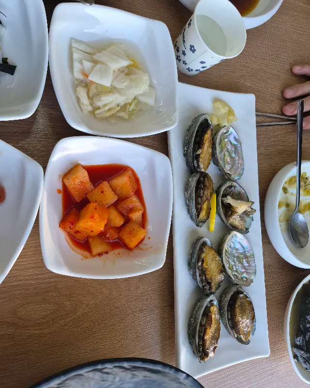 전복과 다양한 해산물 요리