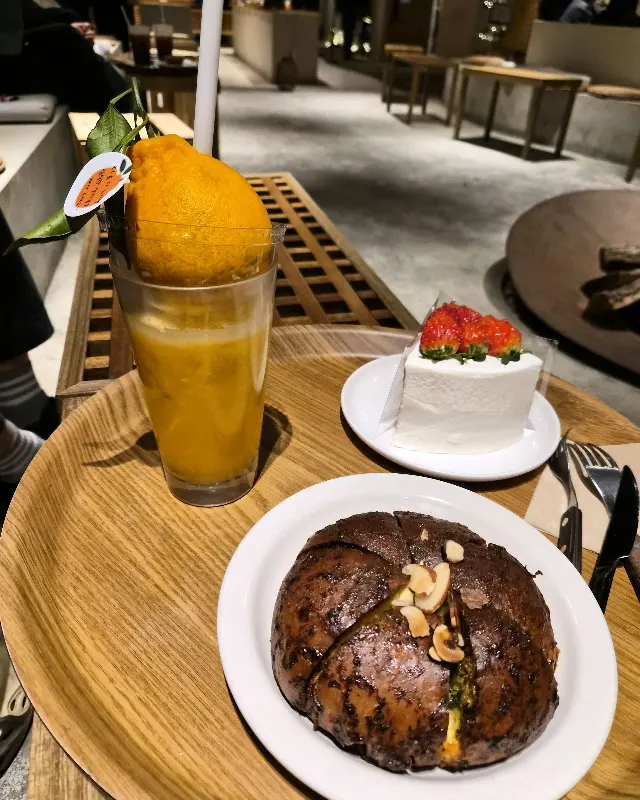 싱그러운 한라봉 주스와 딸기가 듬뿍 올라간 크로플의 환상적인 조합