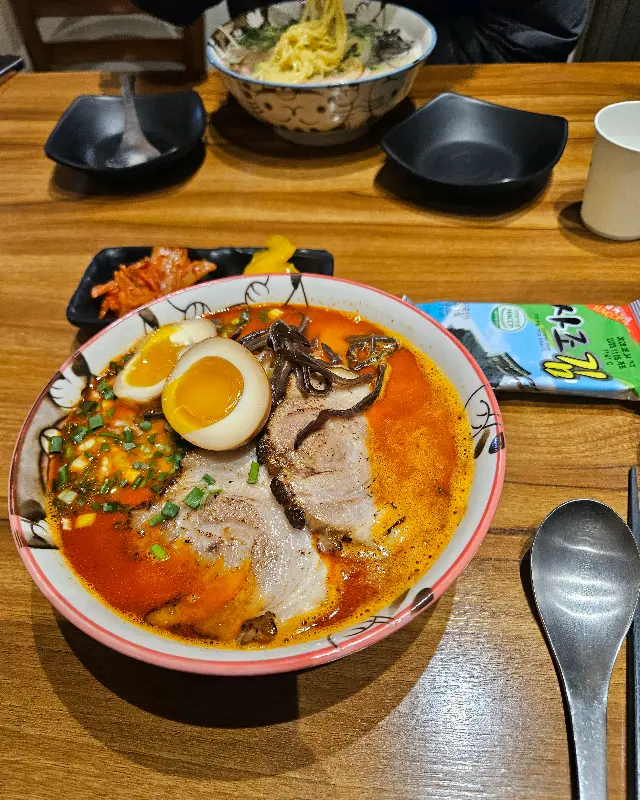 따뜻하고 정갈한 분위기의 연스토랑 내부