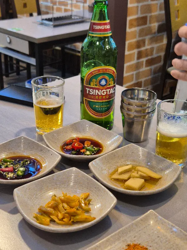 깔끔한 테이블과 칭따오