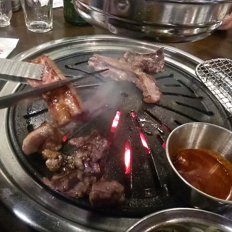 숯불 위에서 익어가는 삼겹살