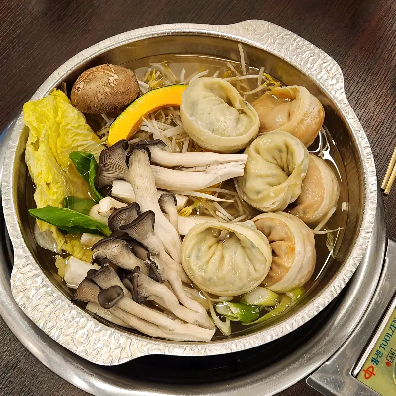 먹음직스러운 꼬막 솥밥