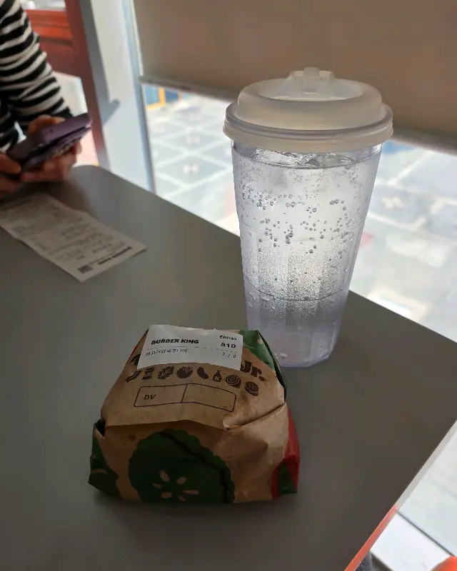 테이블 위에 놓인 햄버거와 음료