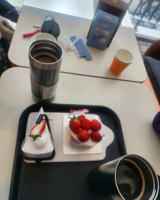 투썸플레이스 케이크와 커피