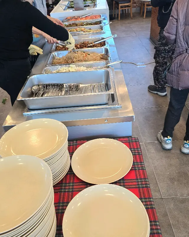 다양한 음식들이 준비된 뷔페 코너