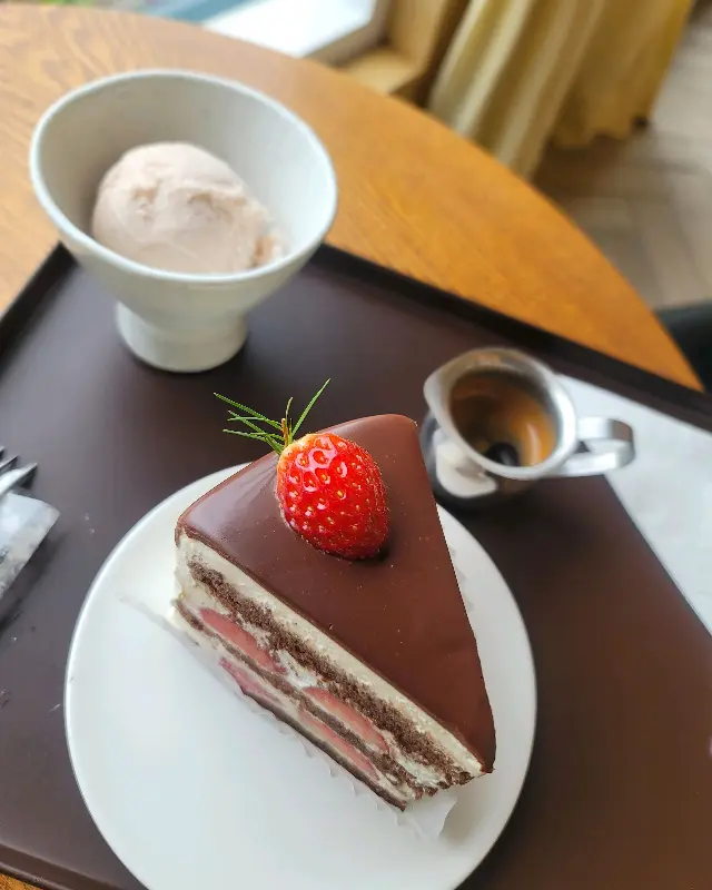 딸기 초코 케이크와 아이스크림