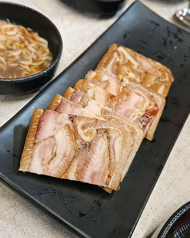 윤기가 흐르는 편육