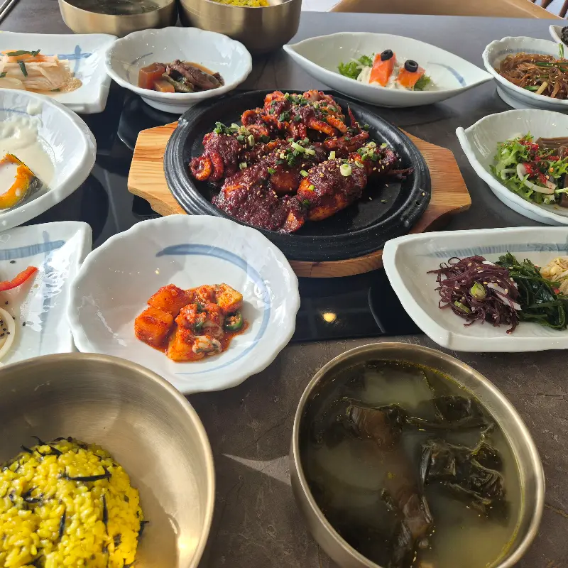 푸짐한 낙지볶음 한 상