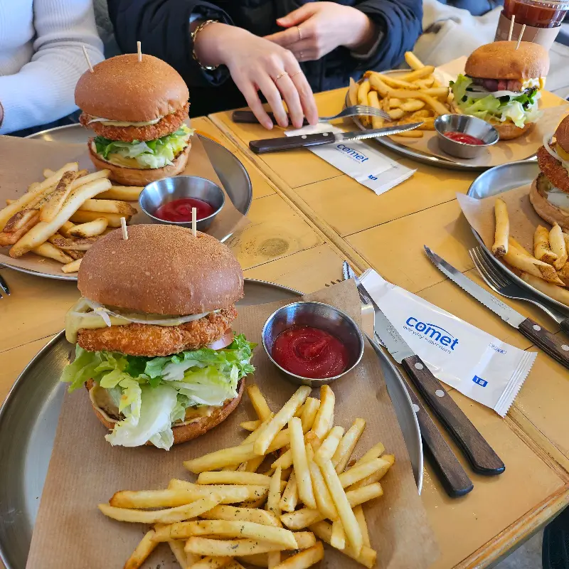 테이블 위에 놓인 다양한 종류의 수제버거와 감자튀김