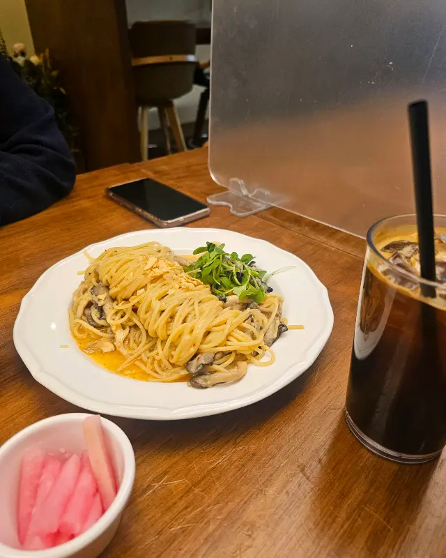 깔끔한 분위기의 테이블 세팅