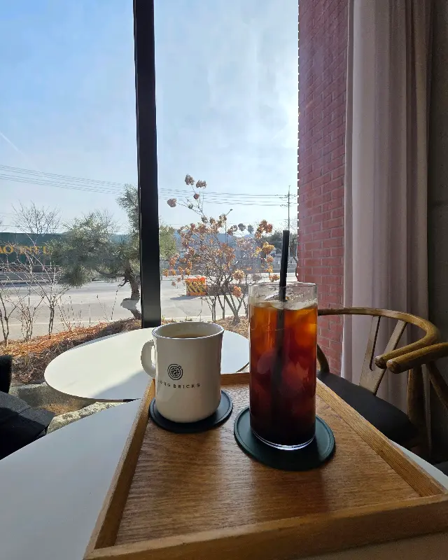 롱브릭스 아메리카노와 딸기라떼