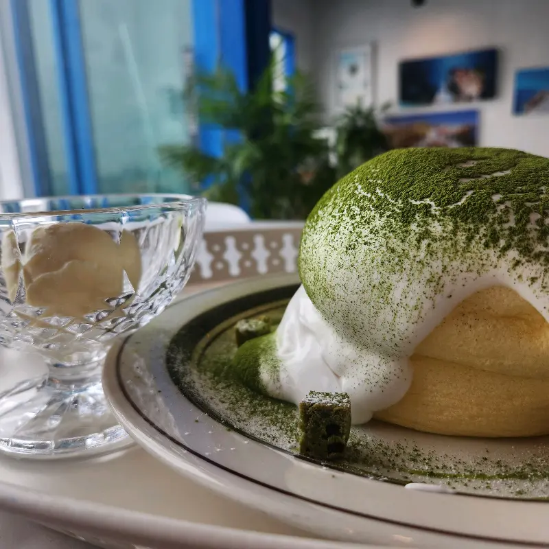 말차 수플레와 아이스크림을 클로즈업한 카페 파로스의 사진