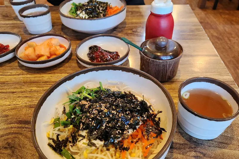 정갈하게 차려진 비빔밥과 콩나물 국