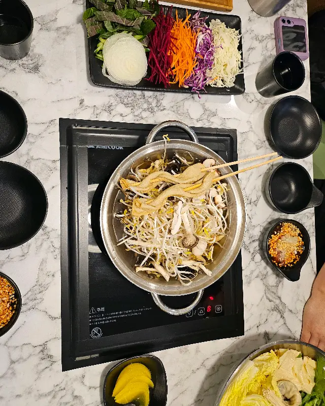 샤브샤브를 즐기는 모습