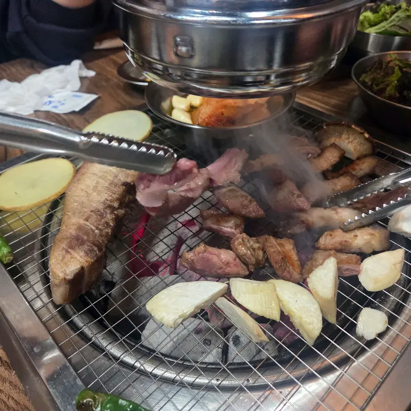 초벌된 고기, 껍데기, 버섯, 떡 등이 푸짐하게 담겨 나오는 모습