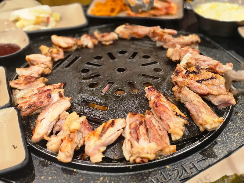 숯불 위에 가지런히 놓인 닭갈비