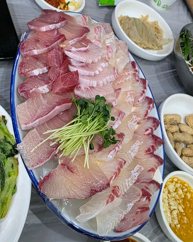 윤기가 흐르는 모듬회