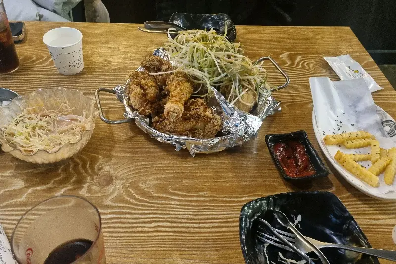 치킨과 함께 즐기는 시원한 맥주