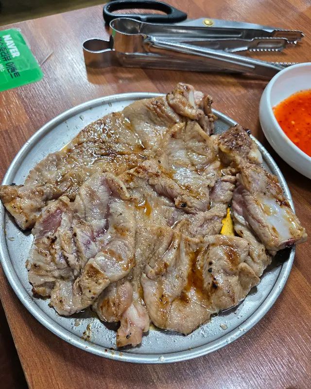 맛깔스러운 돼지갈비 한 상