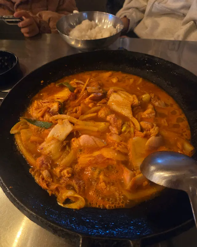 김치찌개 안에 김치와 돼지고기가 가득하다.