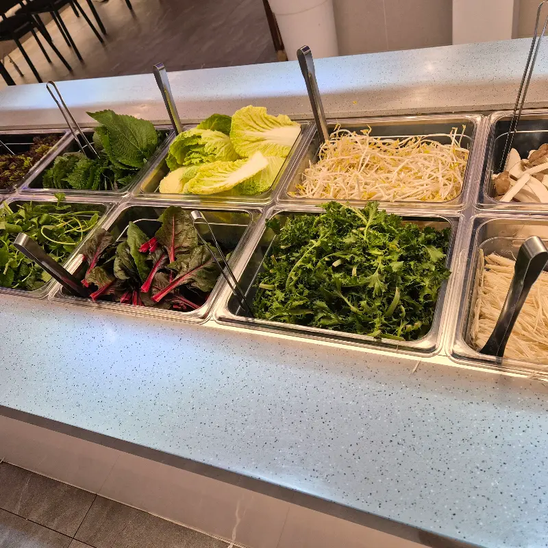 신선한 쌈 채소가 가득한 셀프바