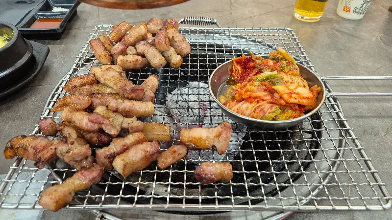 불판 위의 고기와 김치