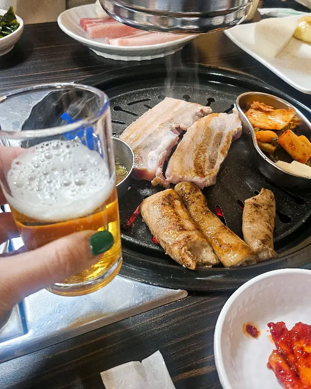 고기와 함께 즐기는 시원한 맥주 한 잔