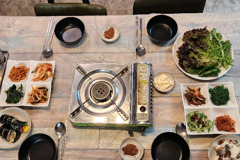 깔끔하게 정돈된 테이블 세팅