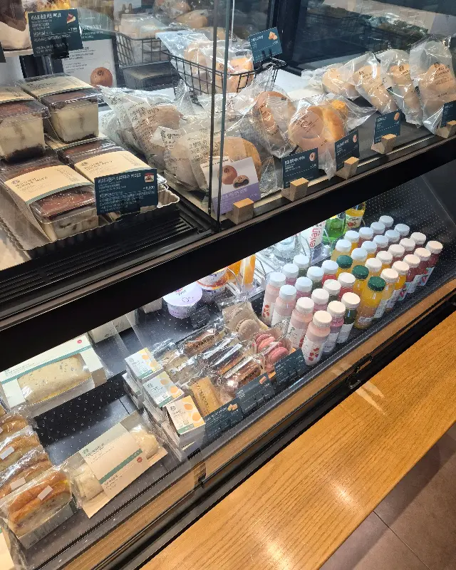 다양한 디저트와 음료가 있는 쇼케이스