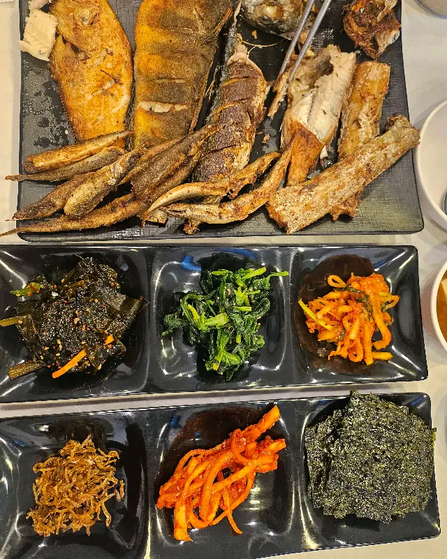 다양한 종류의 생선구이와 정갈한 밑반찬