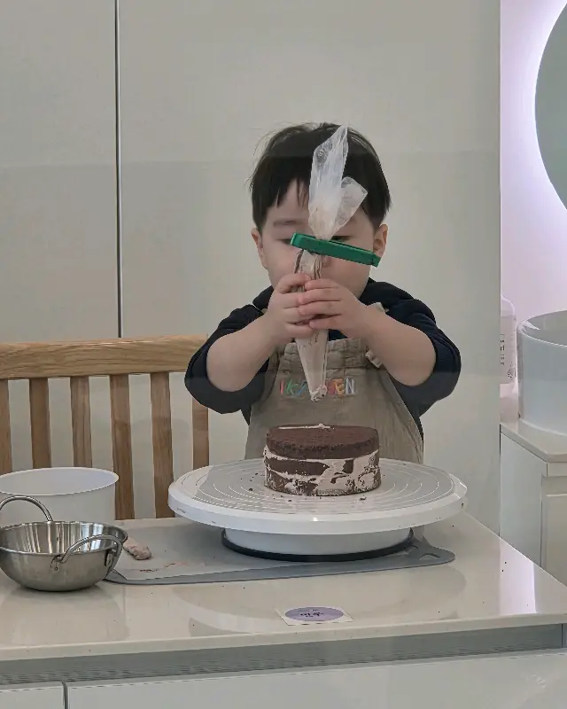 아이가 케이크를 만드는 모습